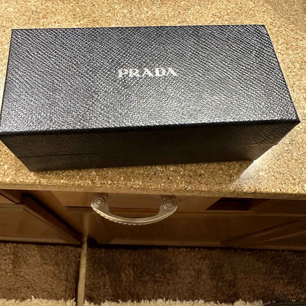Black Prada sunglasses can be used for eyewear